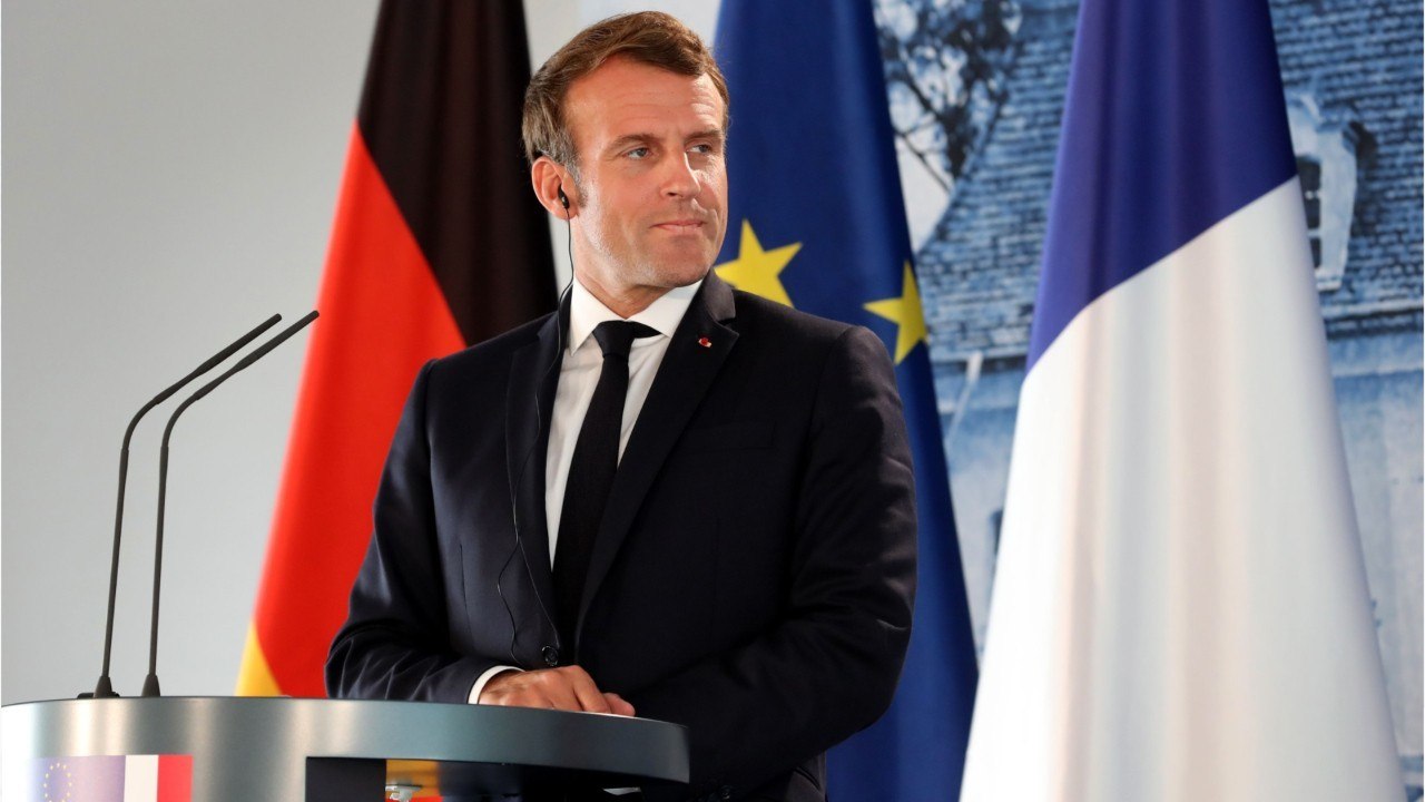 FEMME ACTUELLE - Emmanuel Macron en prêtre catholique ? Cette photo avec le pape Jean-Paul II fait le buzz