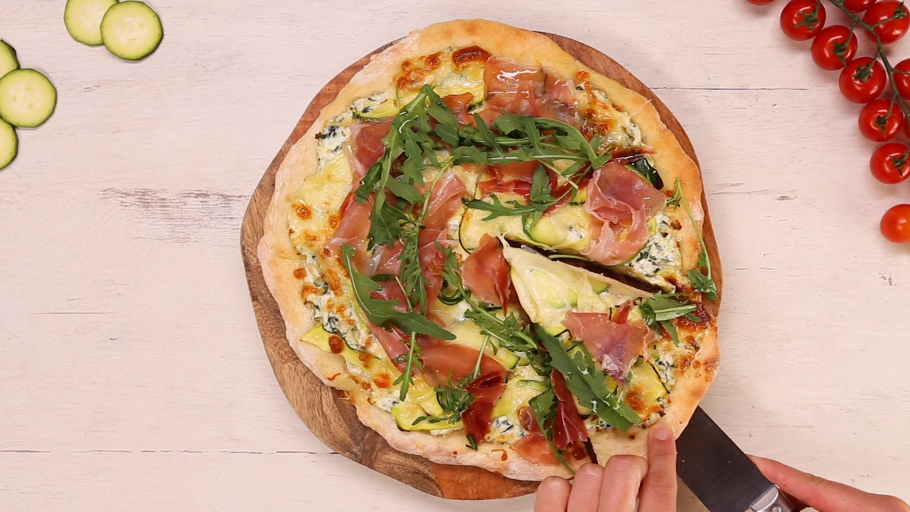 Pizza au micro-ondes : la recette facile prête en moins de 2 minutes :  Femme Actuelle Le MAG