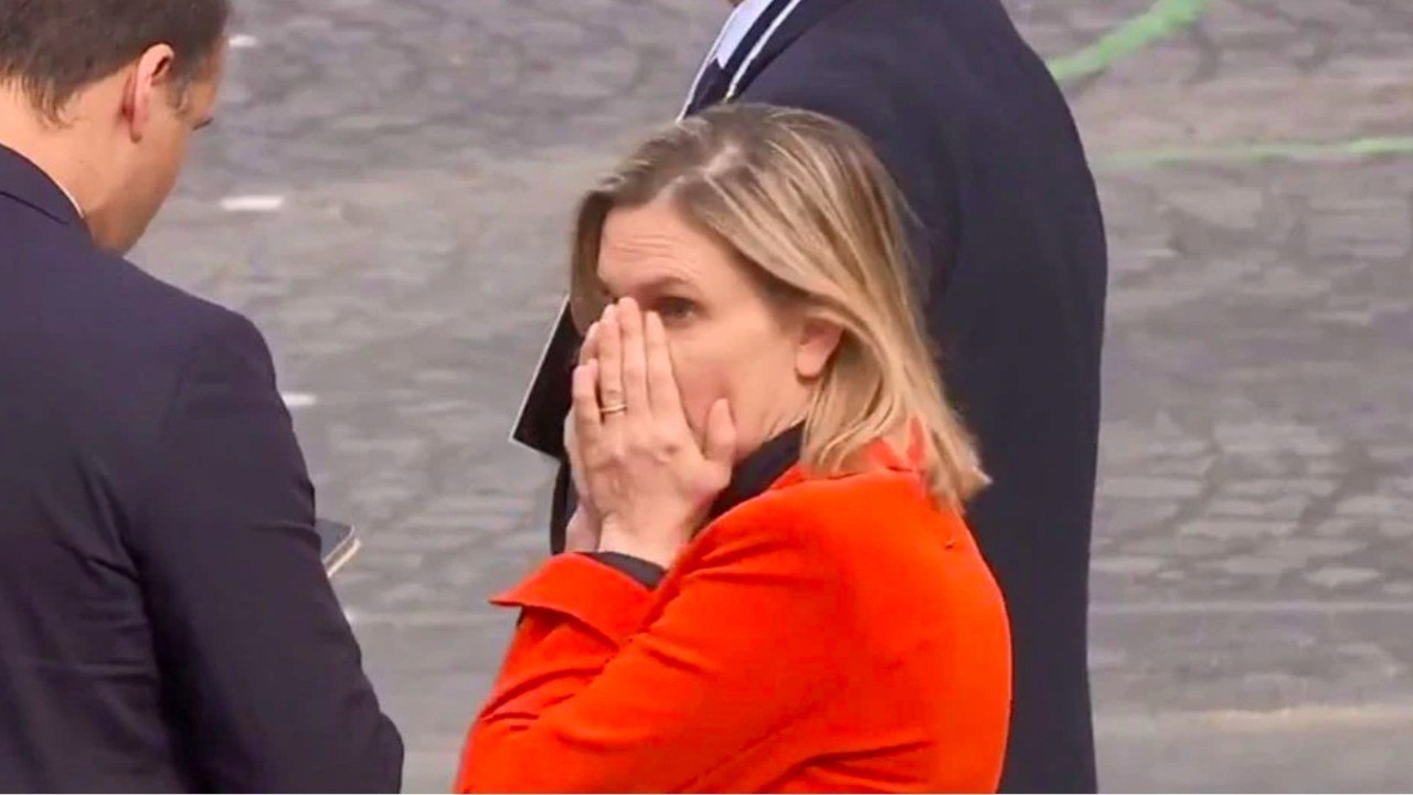 FEMME ACTUELLE - Défilé du 14 juillet : une ministre fait une crise de panique après avoir oublié son masque
