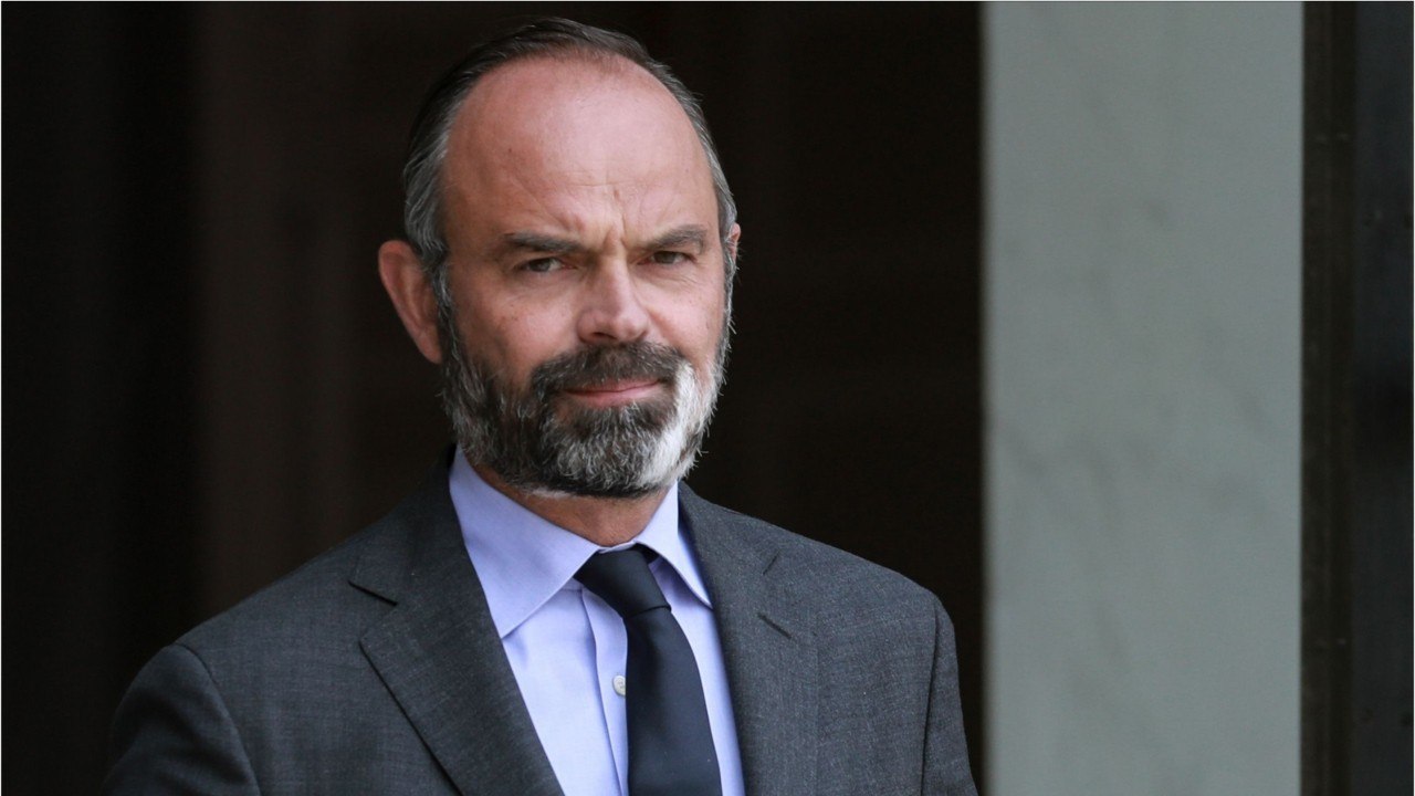 FEMME ACTUELLE - Edouard Philippe : barbe dépigmentée, écart de langage... le premier Ministre fatigué ?