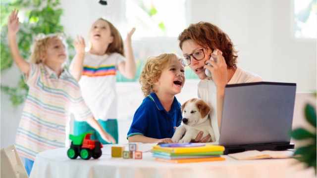 FEMME ACTUELLE - En télétravail, une femme se fait virer car ses enfants sont trop bruyants