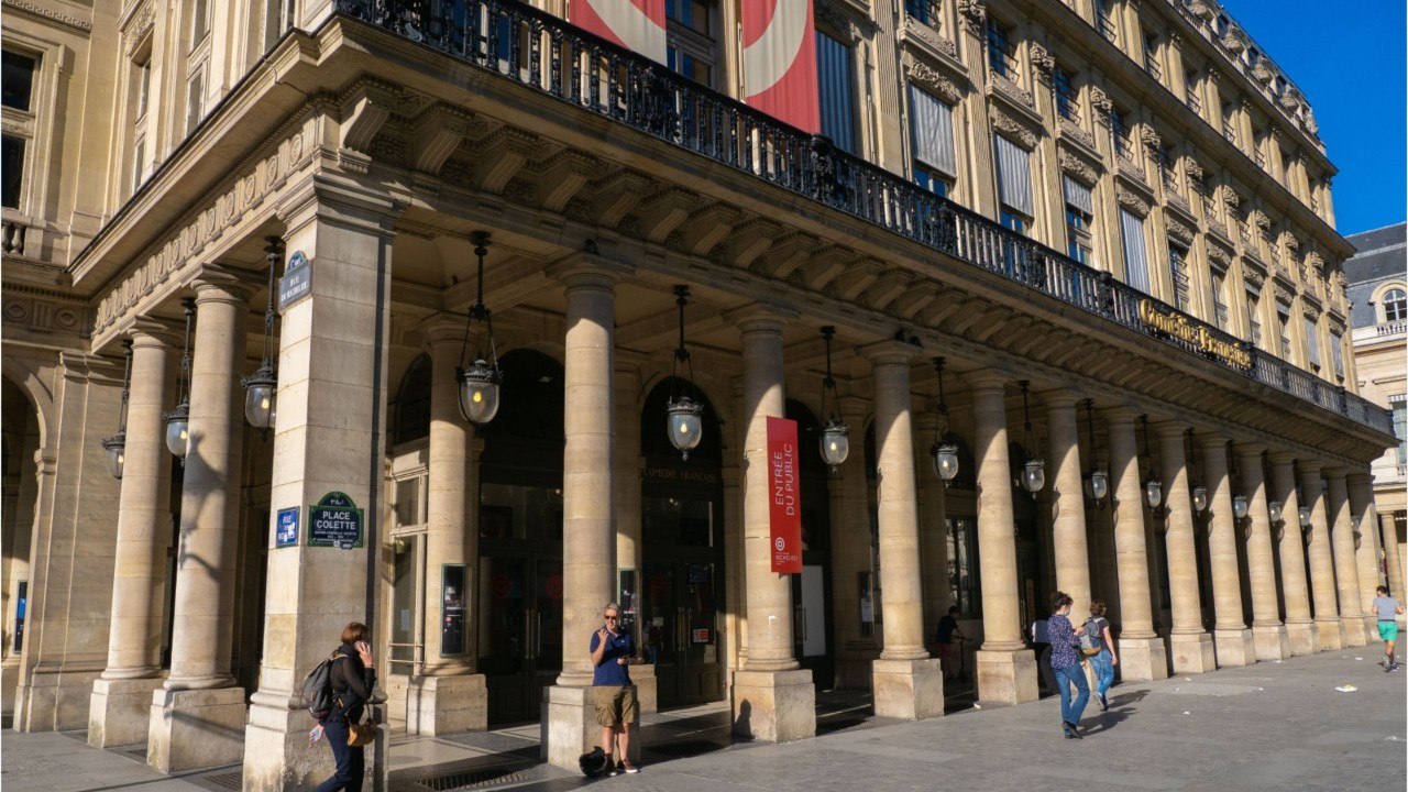 FEMME ACTUELLE - Comédie-Française : un acteur accusé de graves violences, l’institution réagit