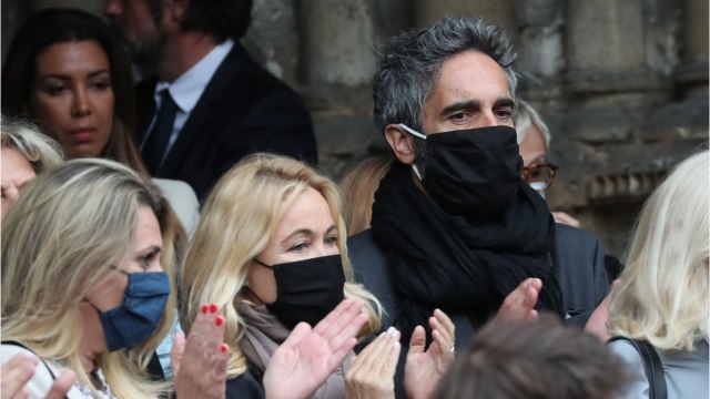 FEMME ACTUELLE - Obsèques de Guy Bedos : Emmanuelle Béart très émue aux côtés de son époux, Frédéric Chaudier