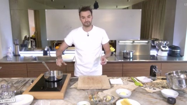 FEMME ACTUELLE - Tous en cuisine : ému pour sa 50e émission, Cyril Lignac offre une surprise aux téléspectateurs