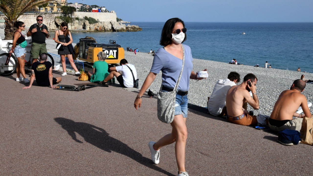 FEMME ACTUELLE - Coronavirus : peut-on se baigner sans risque de contracter le virus ?