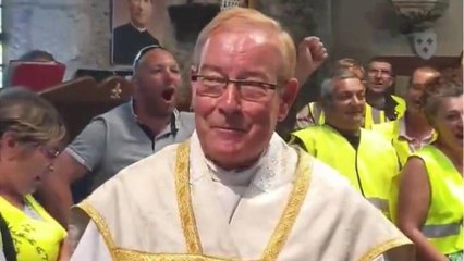 FEMME ACTUELLE - L'abbé Francis Michel renvoyé par l'Eglise après ses chants insultants contre Emmanuel Macron avec de Gilets Jaunes