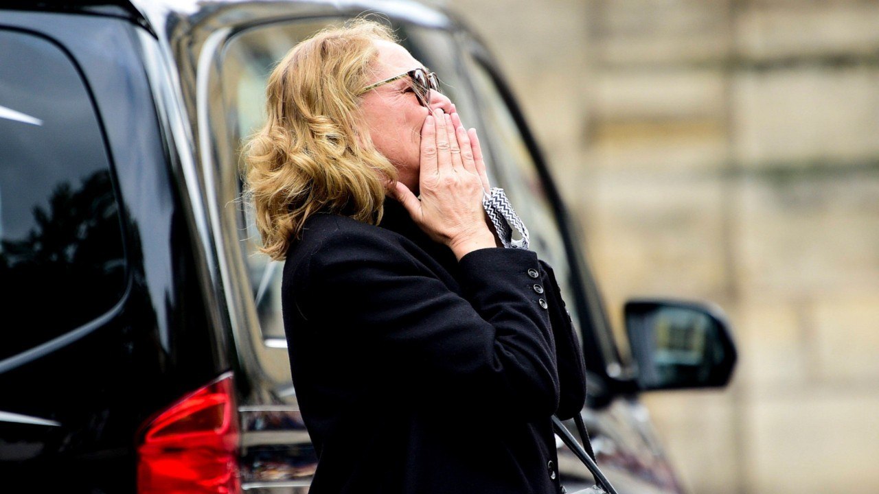 FEMME ACTUELLE - Obsèques de Guy Bedos : l'émotion et les larmes de sa femme Joëlle