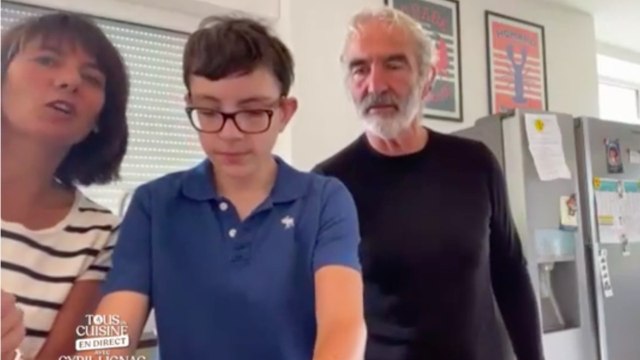 FEMME ACTUELLE - Tous en cuisine : Estelle Denis et Raymond Domenech présentent leur fils Merlin, sosie de son papa !