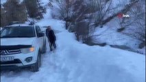 Kardan dolayı yolları kapalı olan köy sakinleri kendi imkanlarıyla yollarını açıyorlar