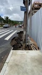 Chuva causa buraco em rua em Jurerê