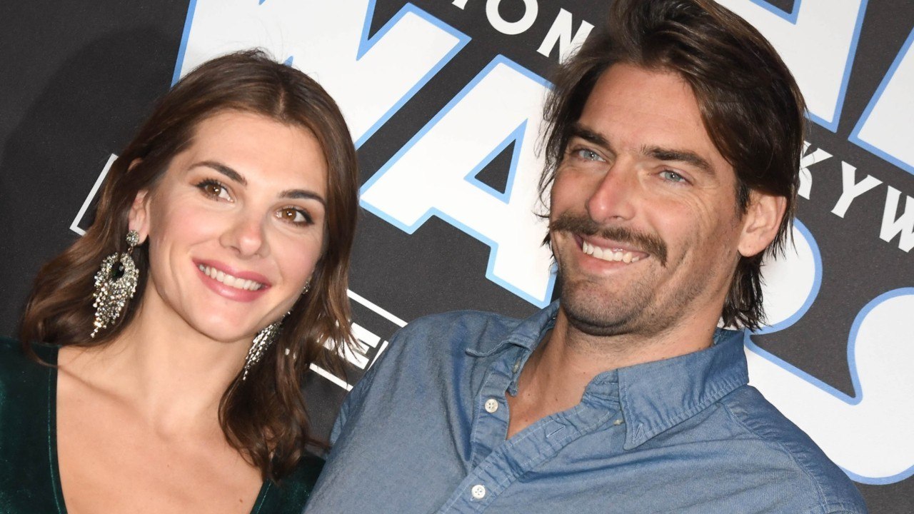 FEMME ACTUELLE - Camille Lacourt et Alice Detollenaere torrides et à moitié nus... dans un champ !