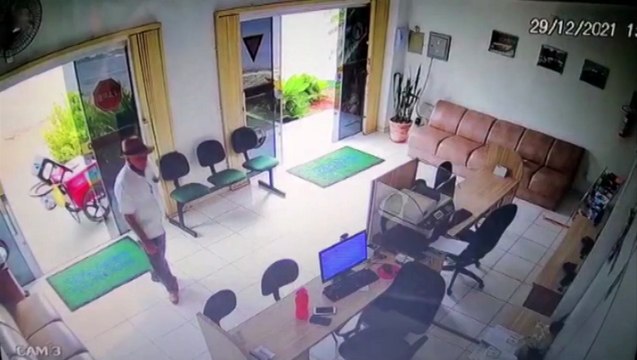 Câmera flagra ‘Tio do Picolé’ furtando celular em Cascavel