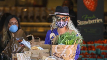 FEMME ACTUELLE - Coronavirus : Laeticia Hallyday arbore un masque très surprenant