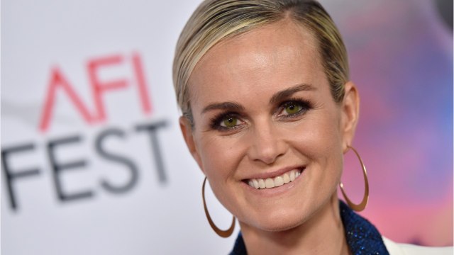 FEMME ACTUELLE - Laeticia Hallyday fête ses 45 ans : sa mère partage une tendre photo d’enfance