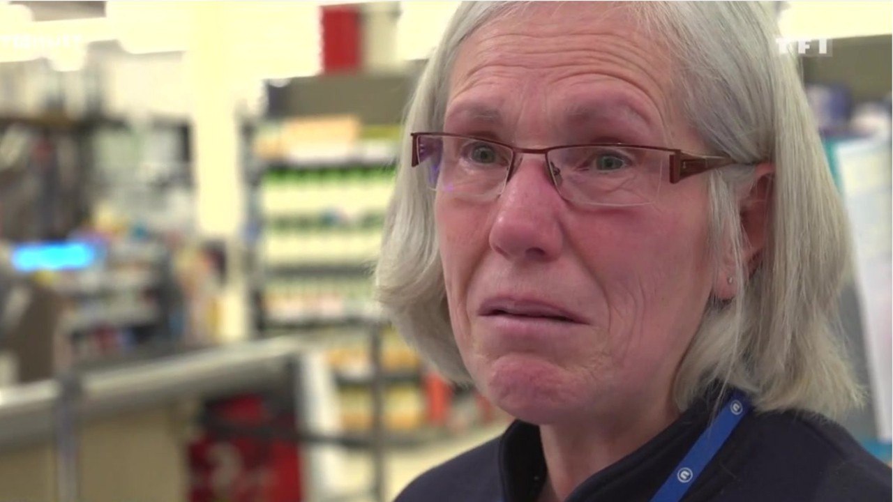 FEMME ACTUELLE - Coronavirus : en larmes, une caissière émeut les internautes avec son témoignage poignant