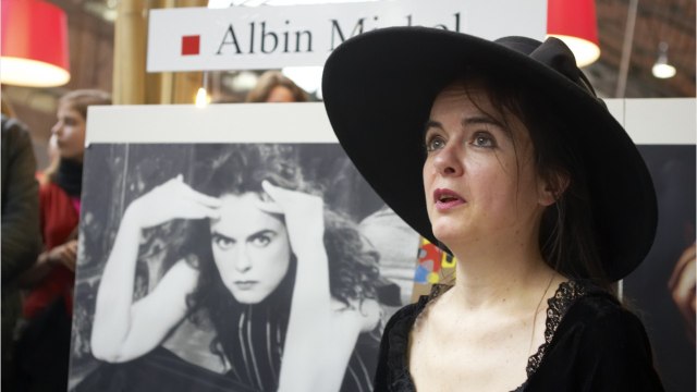 FEMME ACTUELLE - Amélie Nothomb en deuil : son père est mort du coronavirus