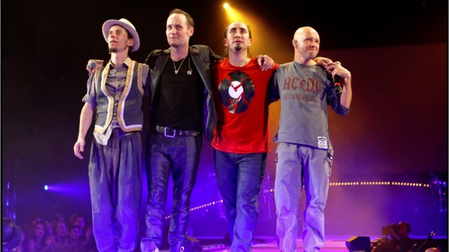 FEMME ACTUELLE - Coronavirus : Tryo célèbre ses 25 ans devant un Bercy vide et diffuse son concert sur les réseaux sociaux