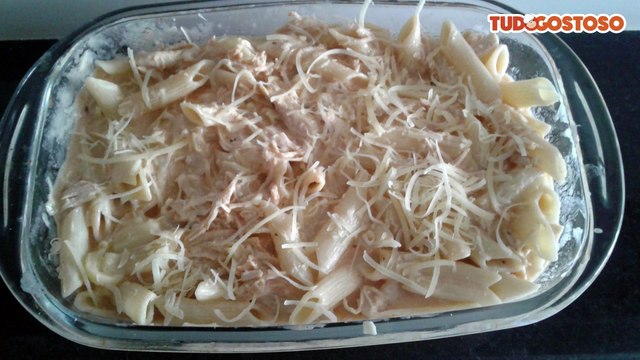Macarrão com frango desfiado