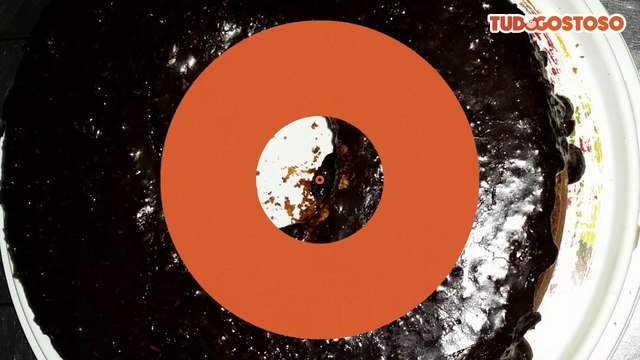 Bolo de cenoura com calda de chocolate