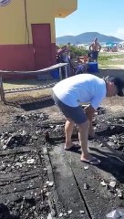 Dona de quiosque que pegou fogo em São Francisco do Sul junta os escombros do empreendimento