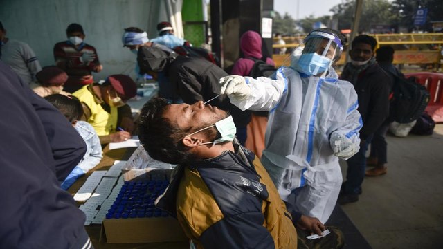 What do experts say on increasing cases of Omicron?