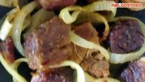 Carne frita acebolada de panela