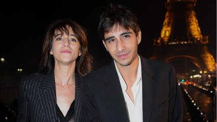 FEMME ACTUELLE - Charlotte Gainsbourg radieuse avec son fils Ben au défilé Saint-Laurent, elle fait sensation en chemisier transparent