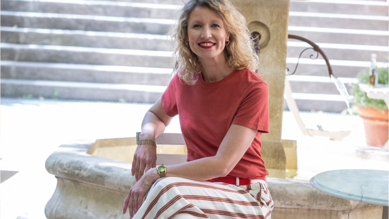 FEMME ACTUELLE - Short blanc et maillot très (très) décolleté : Alexandra Lamy chic et relax sur un bateau