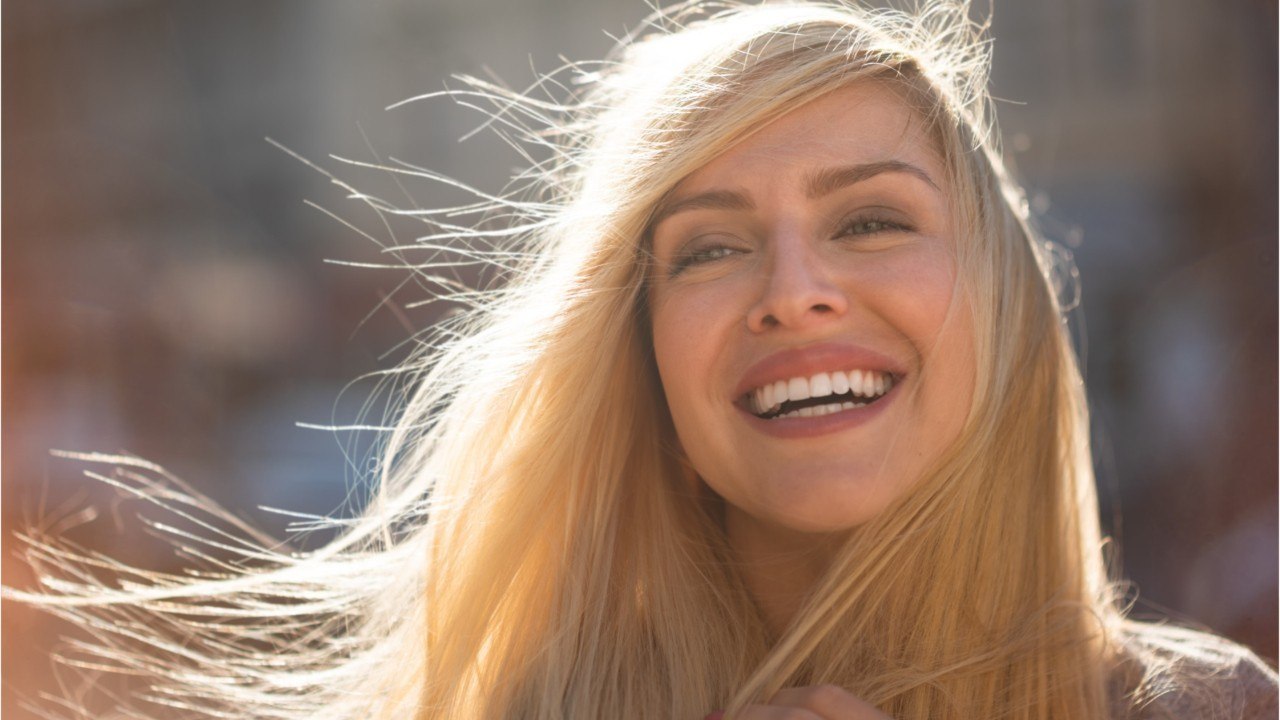 FEMME ACTUELLE : 5 astuces hyper efficaces pour hydrater les cheveux secs