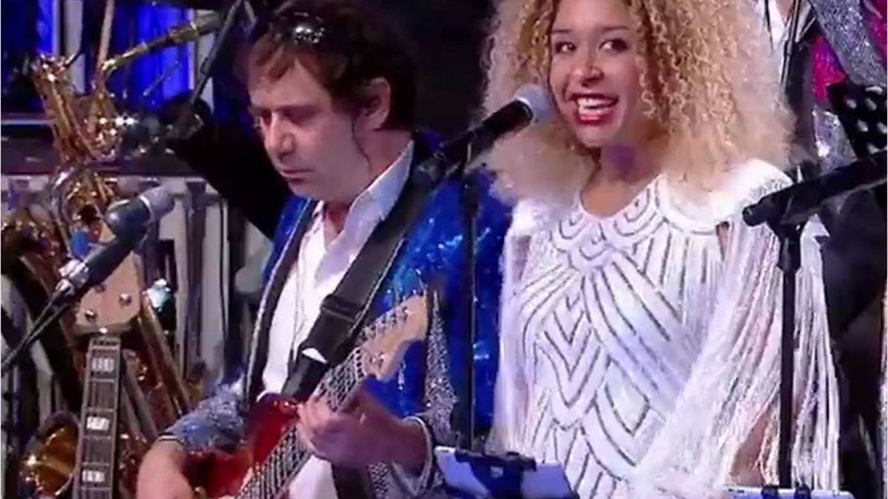 FEMME ACTUELLE - "N’oubliez pas les paroles" : Qui est Jessie Fasano, choriste dans l'émission ?