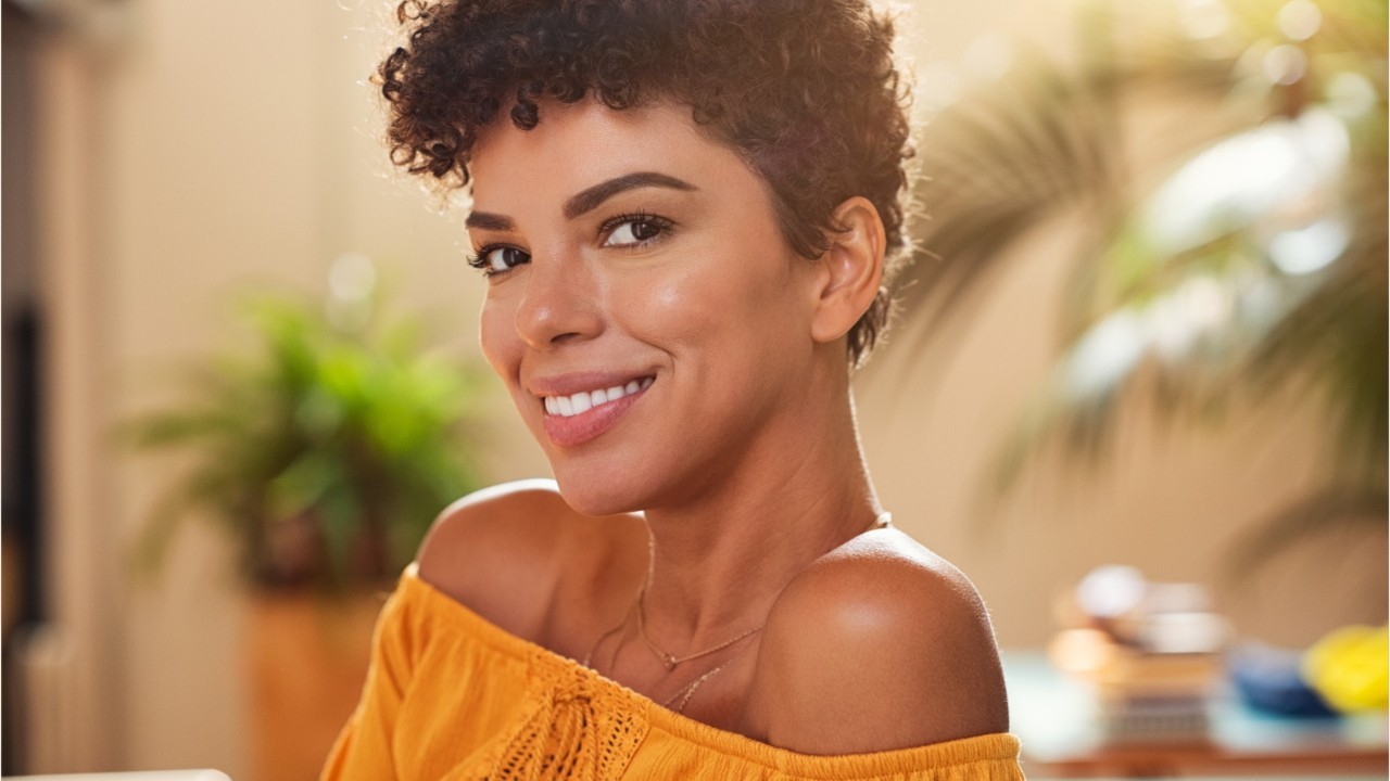 Coupe Tres Courte Cheveux Frisés Coupe de cheveux : nos idées pour les cheveux courts et bouclés : Femme  Actuelle Le MAG