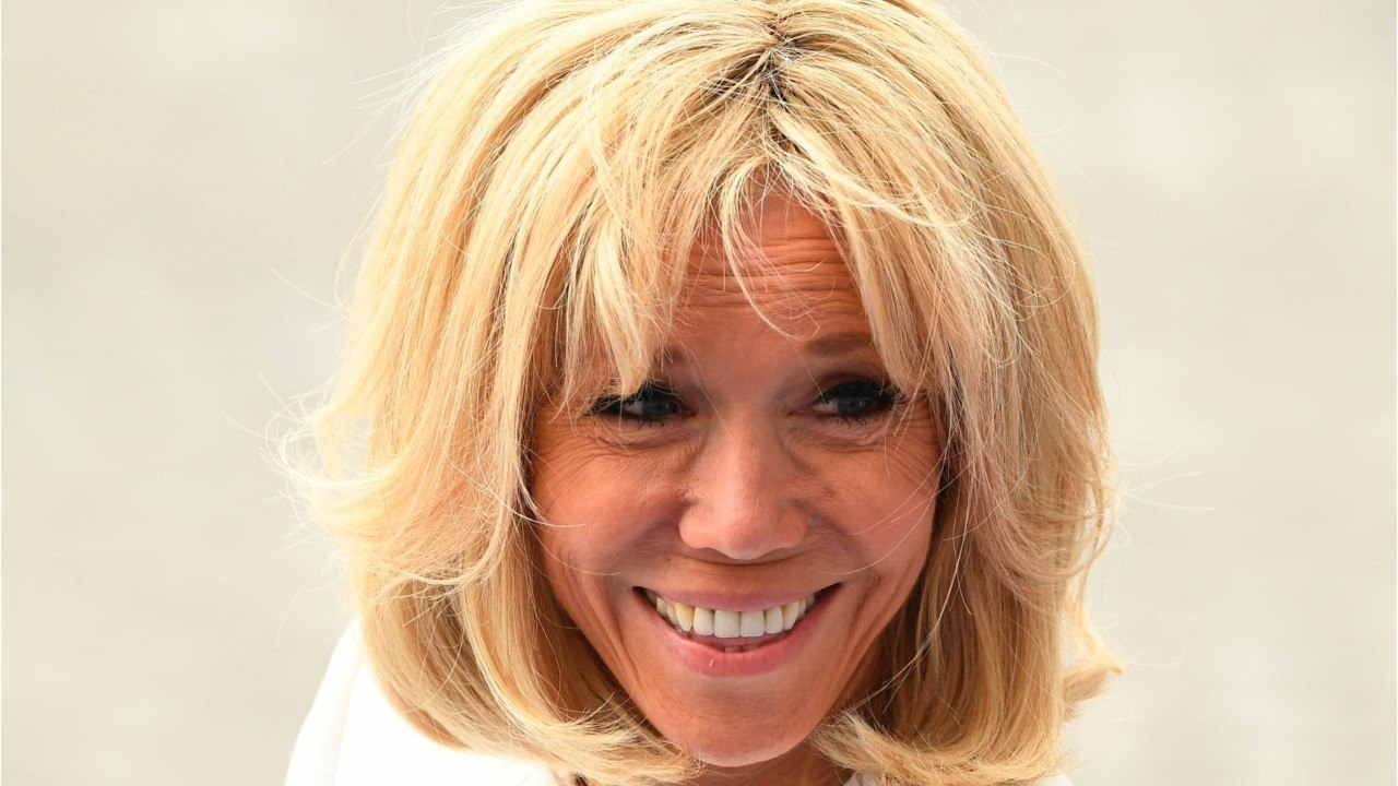 FEMME ACTUELLE -  Brigitte Macron a le bras en écharpe, la première dame s'est luxée l'épaule en vacances