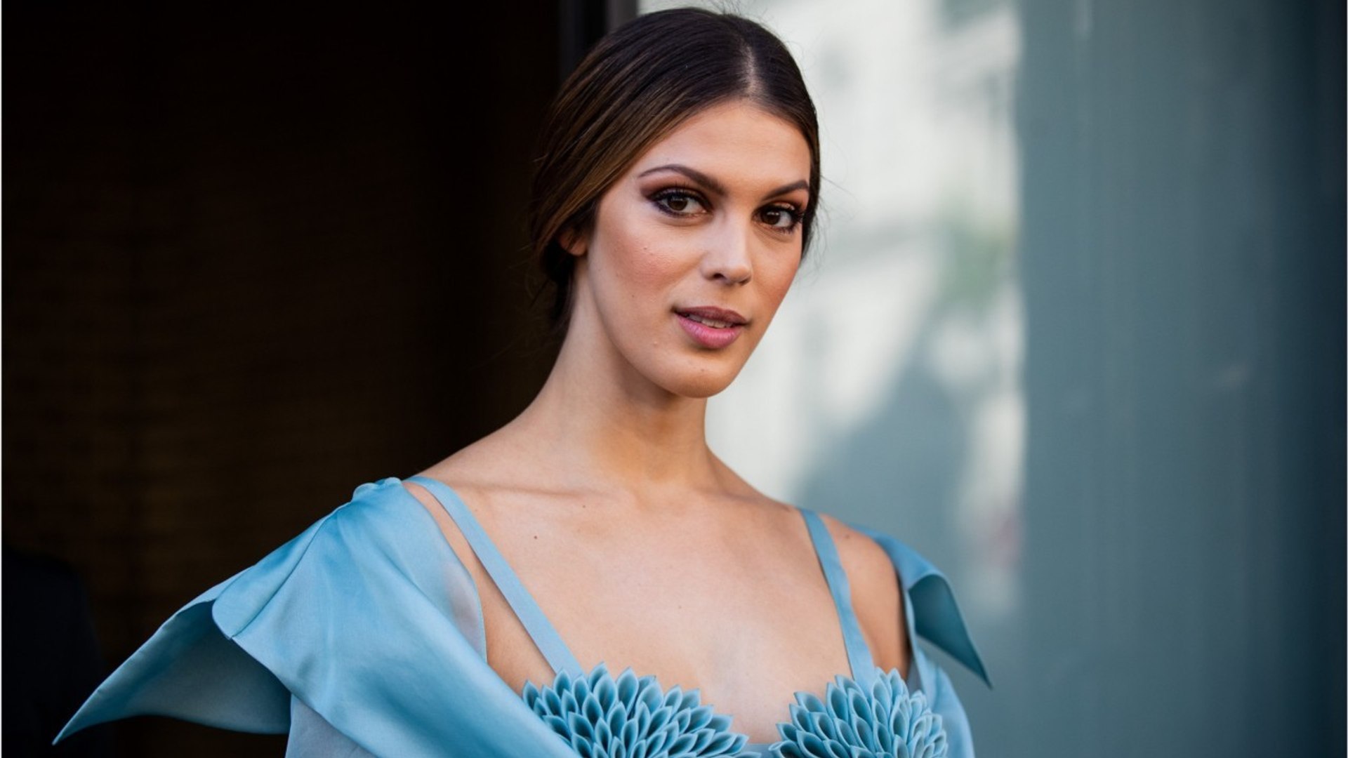 FEMME ACTUELLE - Iris Mittenaere nue : elle joue avec les ombres et dévoile  ses courbes fabuleuses