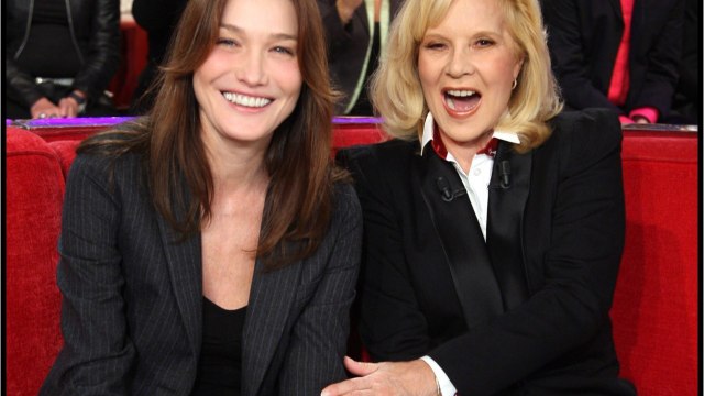 FEMME ACTUELLE - Carla Bruni-Sarkozy : son hommage émouvant à la belle Sylvie Vartan pour ses 75 ans