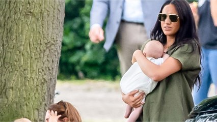 FEMME ACTUELLE - Meghan Markle : des internautes critiquent sa façon de porter son fils Archie
