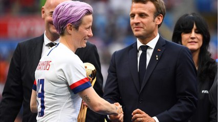 FEMME ACTUELLE - Passionné de foot, Emmanuel Macron devrait chausser les crampons