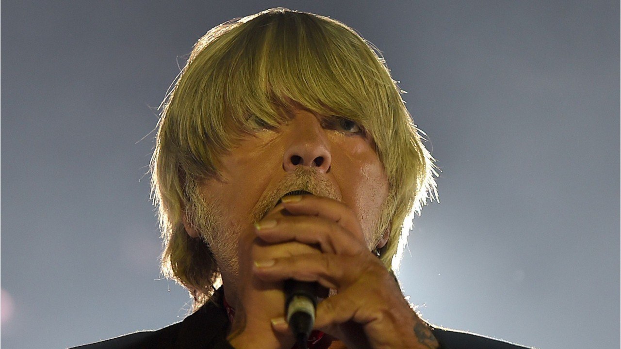 FEMME ACTUELLE - Renaud : cette rare photo du chanteur, en train de fêter son nouvel album