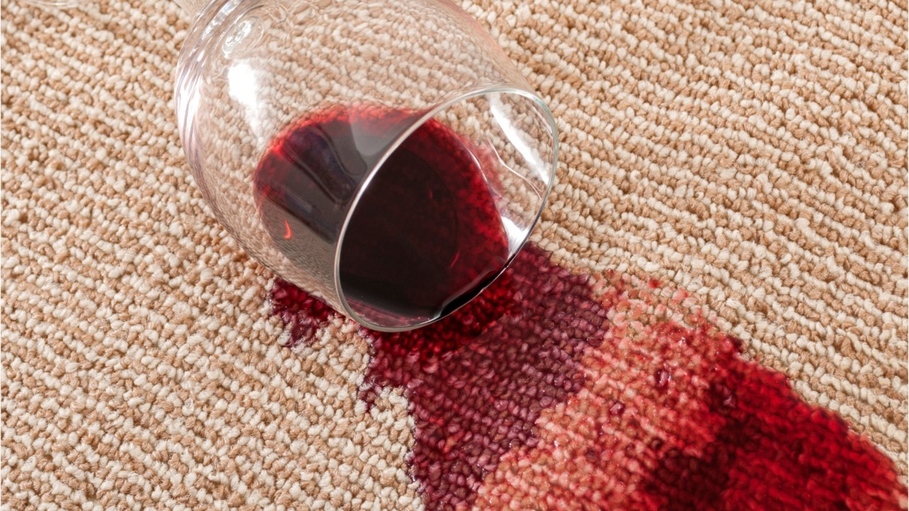 Enlever une tache de vin rouge : les erreurs à éviter : Femme Actuelle Le  MAG