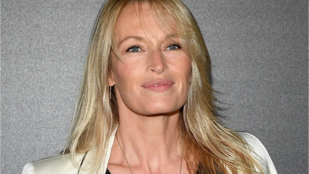FEMME ACTUELLE - Estelle Lefébure revient sur le drame qu'elle a vécu lors  de son mariage avec David Hallyday