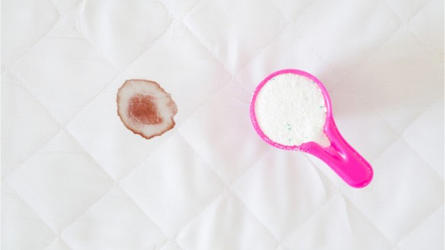 FEMME ACTUELLE - Comment enlever une tache de sang : nos conseils