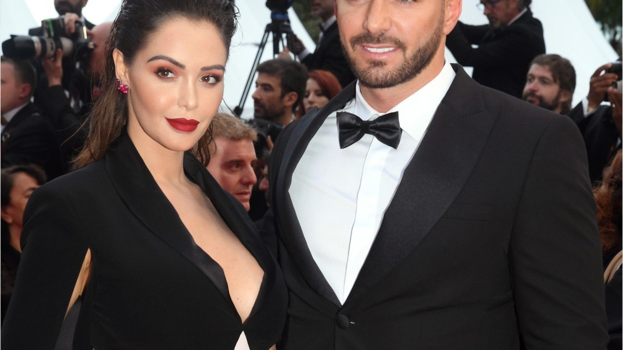 FEMME ACTUELLE - Nabilla enceinte pose en string et soutien-gorge colorés