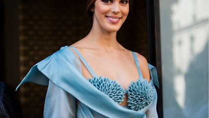 FEMME ACTUELLE - Iris Mittenaere sexy dans une piscine, elle offre une vue plongeante sur son maillot de bain !