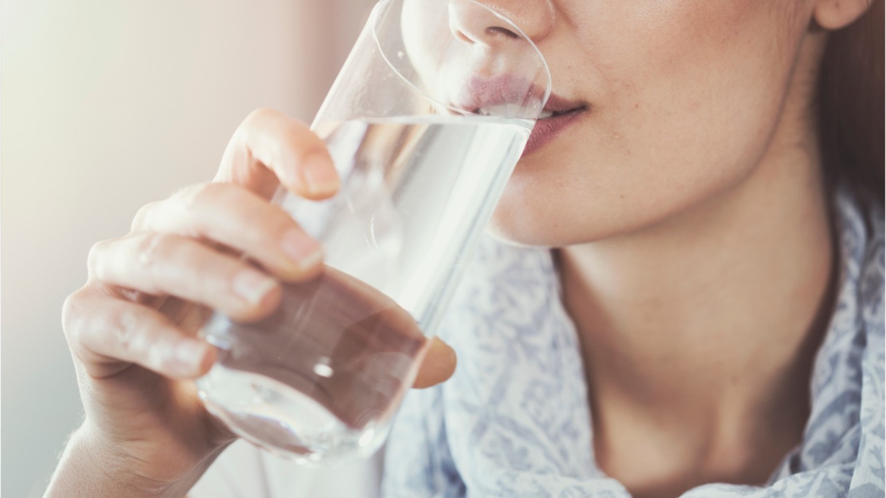 Verre D eau Sur La Tete Insolation Insolation : comment l'éviter et que faire si nos enfants en attrapent une  ? : Femme Actuelle Le MAG