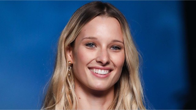 FEMME ACTUELLE - Ilona Smet une bomba sur la plage dans un maillot échancré (so sexy !)