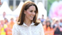 FEMME ACTUELLE - Kate Middleton : en jupe-culotte tendance et baskets blanches Superga, elle change 