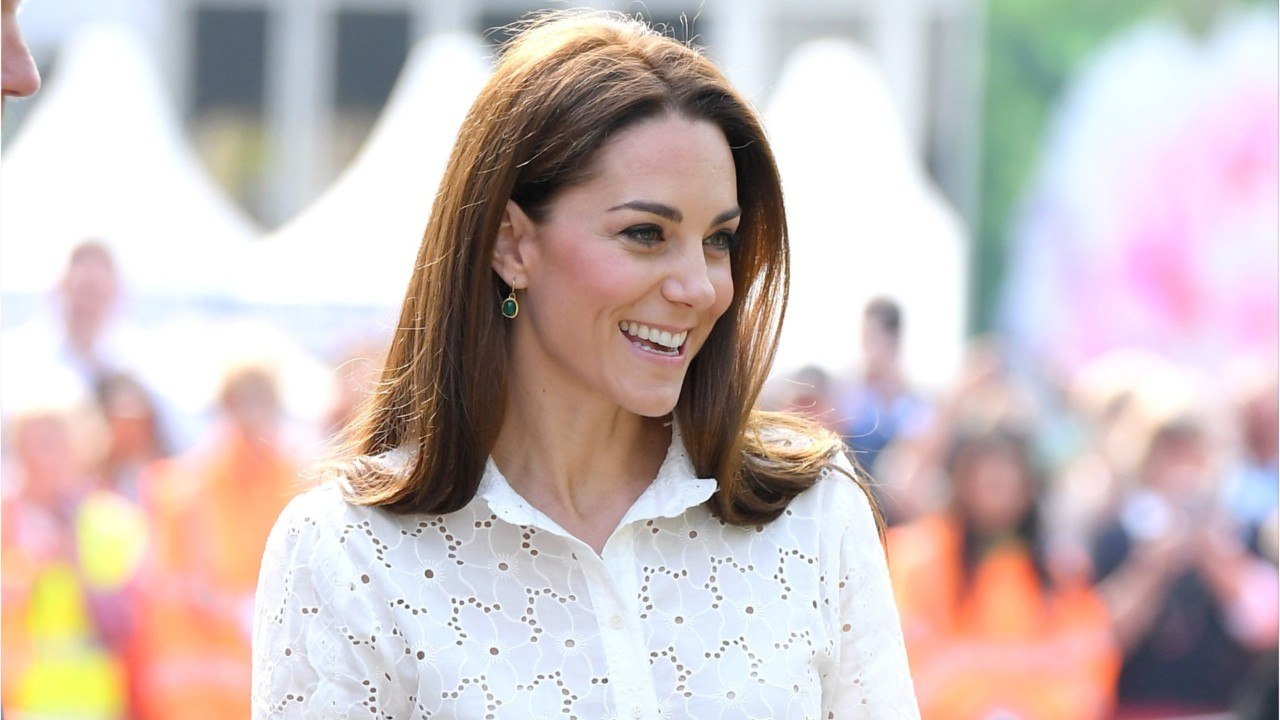 FEMME ACTUELLE - Kate Middleton : en jupe-culotte tendance et baskets blanches Superga, elle change radicalement de look (et elle est juste canon !)
