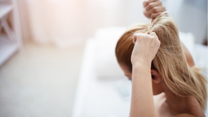 FEMME ACTUELLE - Cheveux : découvrez pourquoi il ne faut jamais les attacher sous la douche