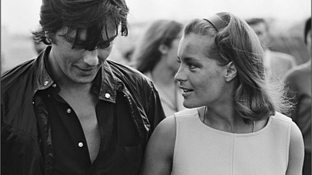 FEMME ACTUELLE – Alain Delon partage les mots écrits alors qu’il veillait le corps de Romy Schneider