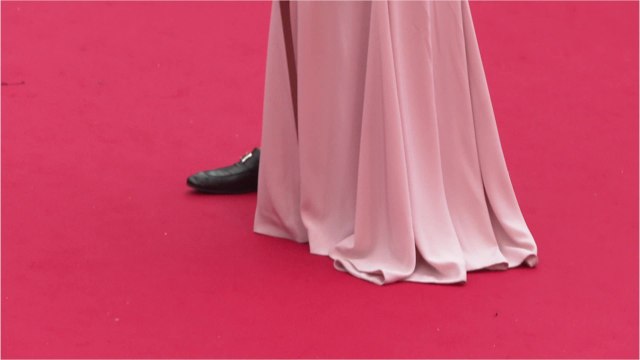 FEMME ACTUELLE - Nabilla, sexy mama : elle prend la pose en maillot de bain très échancré