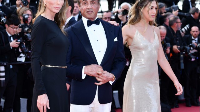 FEMME ACTUELLE – Sylvester Stallone sur le tapis rouge du festival de Cannes en compagnie de sa femme et de sa fille